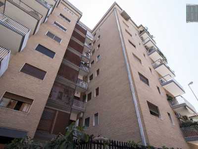 ...tra questi i mattoni in laterizio, i frangisole in cotto e gli infissi di legno che regalano �calore� agli edifici